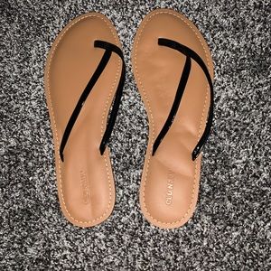 Old navy black flip-flops